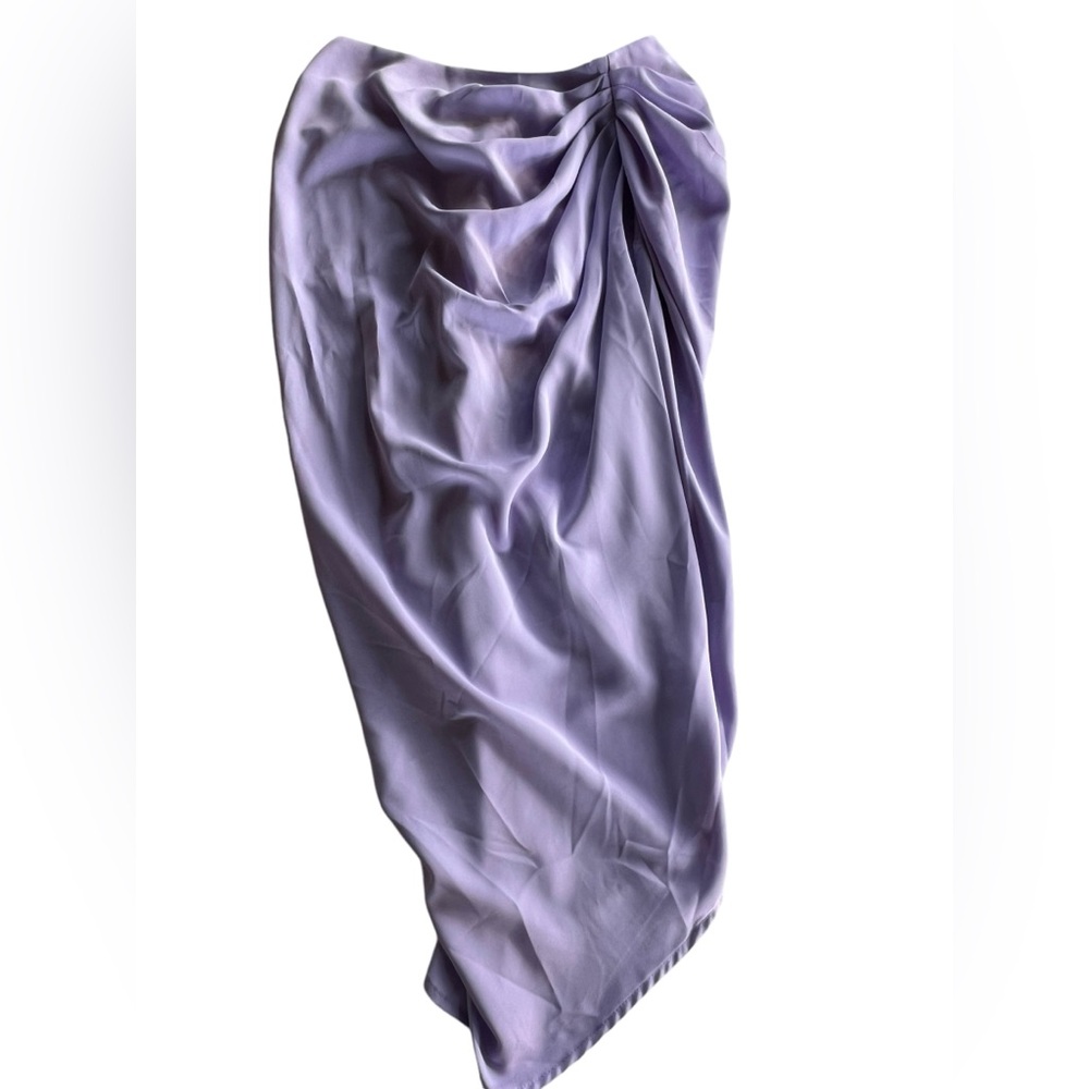 Skirt with an open slit on the side. Lavender color